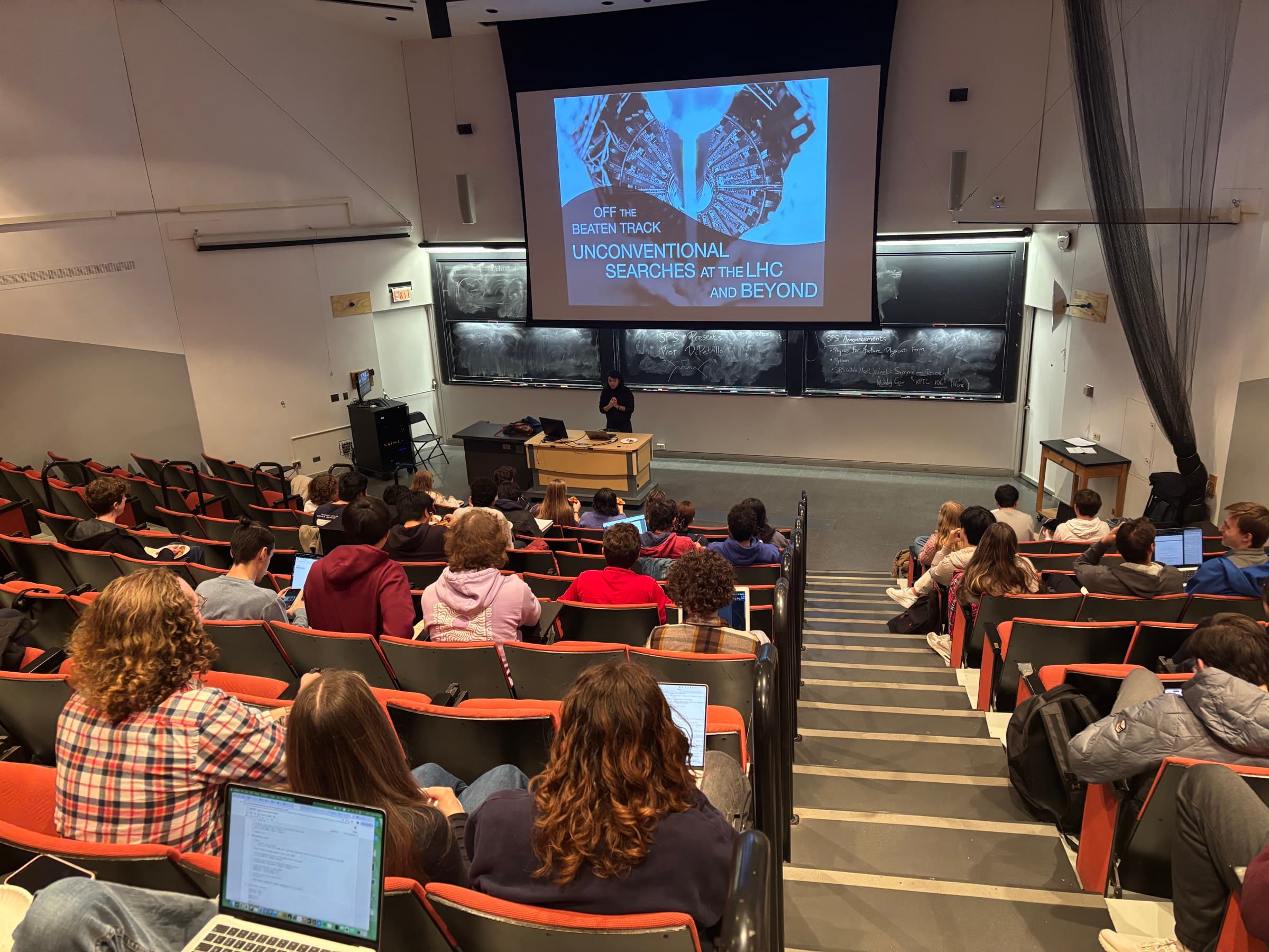 A full lecture hall for a talk on searches at the LHC